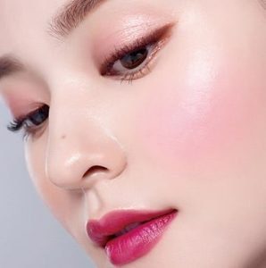 Frescos y divertidos MAQUILLAJE DE PRIMAVERA! … Quieres conocer las tendencias? 2 fuxias